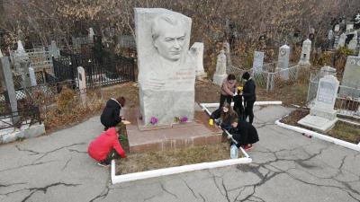 Активисты СГАУ провели уборку у памятника Н.И. Вавилову