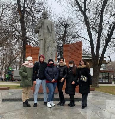 Активисты профкома провели уборку у памятника Н.И. Вавилову