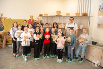 Школьники посетили музей университета «Саратовский калач»