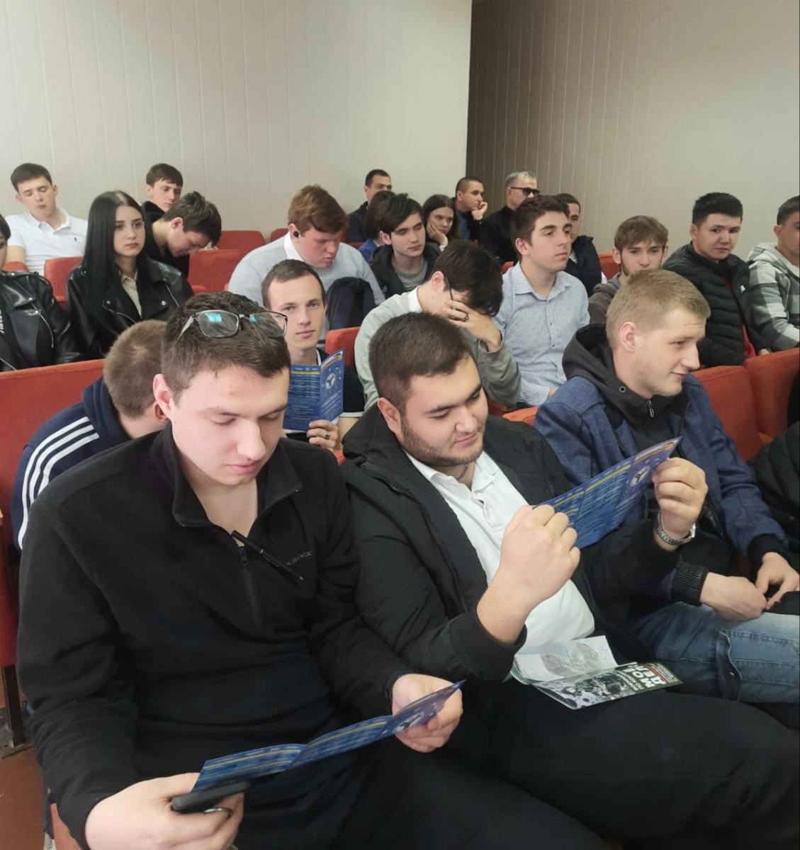Встреча студентов выпускных групп Марксовского филиала с представителями университета Фото 2