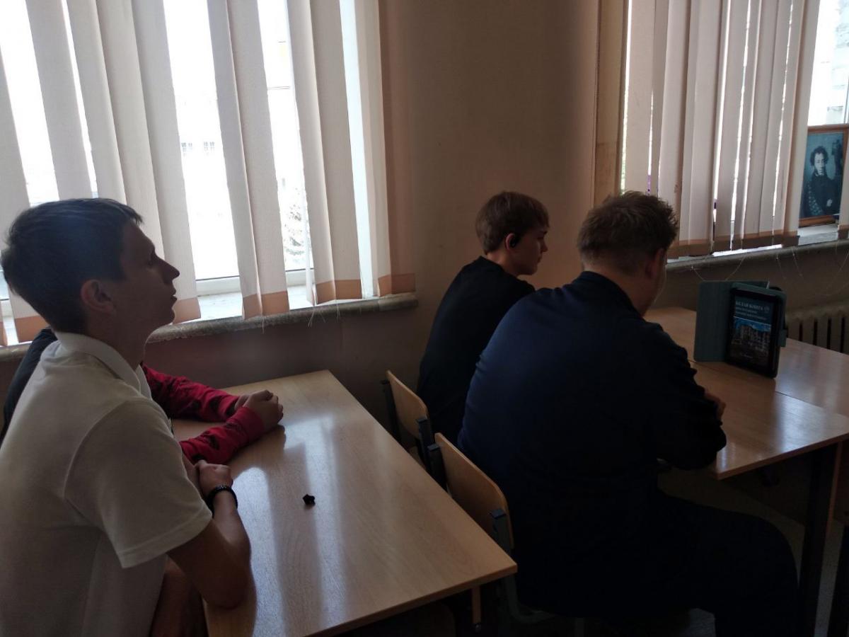 Студентам Финансово-технологического колледжа представили Белую книгу преступлений украинского режима Фото 2