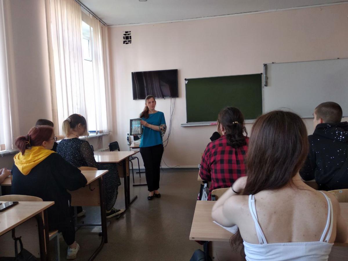 Студентам Финансово-технологического колледжа представили Белую книгу преступлений украинского режима Фото 3