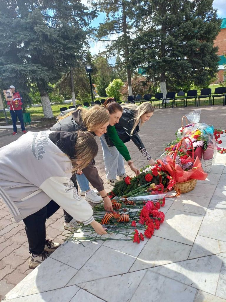 Возложение цветов к памятнику Воину-освободителю