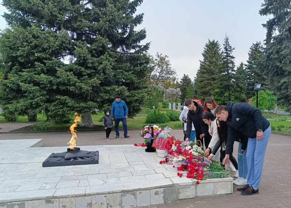 Возложение цветов к памятнику Воину-освободителю Фото 2