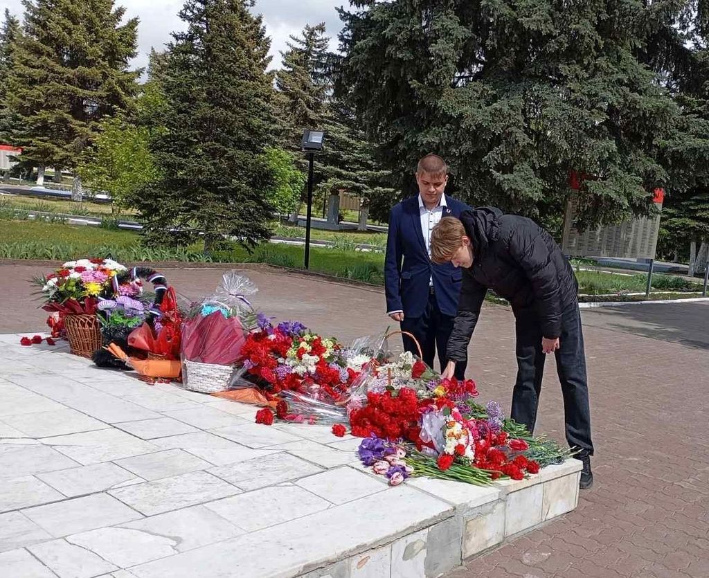 Возложение цветов к памятнику Воину-освободителю Фото 6