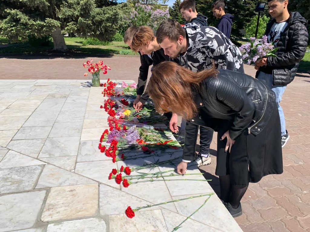 Возложение цветов к памятнику Воину-освободителю Фото 8