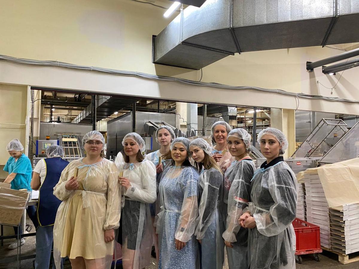 Студенты-экономисты посетили кондитерскую фабрику «Саратовская» Фото 2