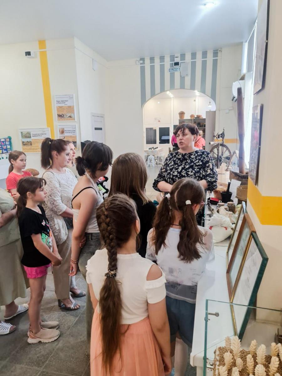 Дети сотрудников и ППС в музее Саратовский калач Фото 2