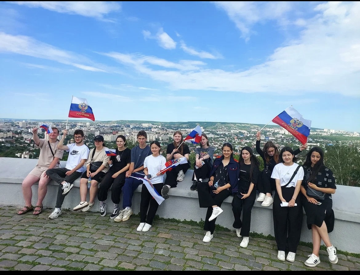 Обучающиеся колледжа отметили День России выездным кураторским часом в Парке Победы Фото 2
