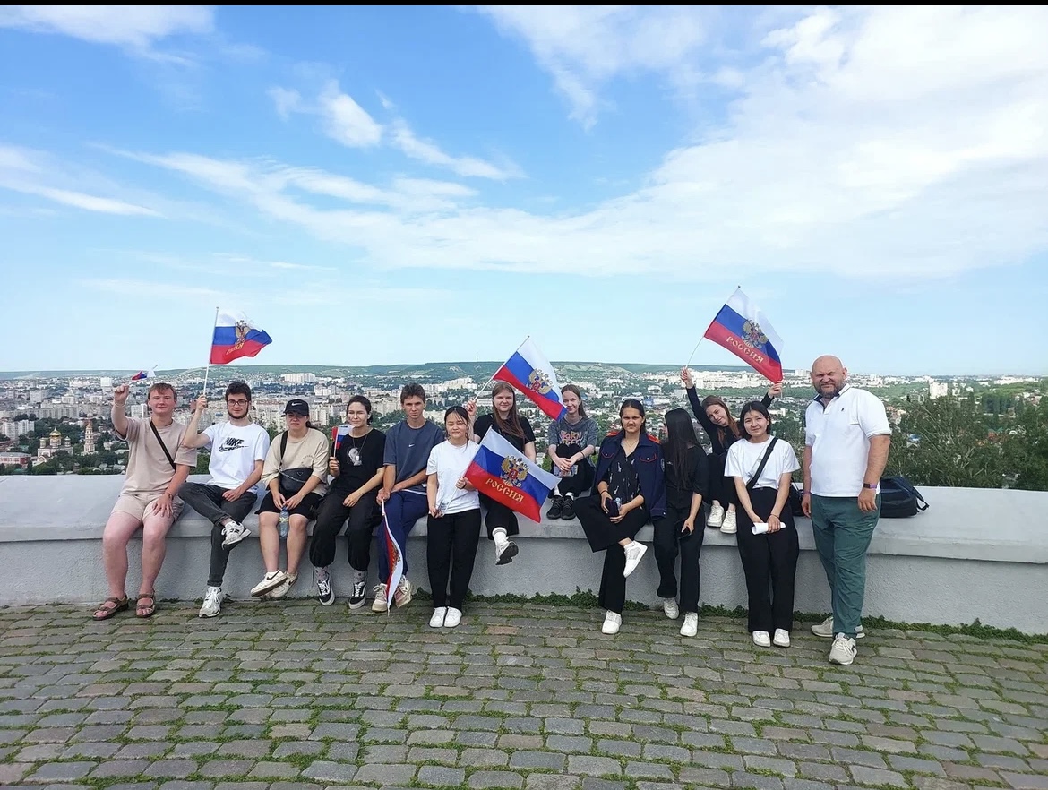 Обучающиеся колледжа отметили День России выездным кураторским часом в Парке Победы Фото 3