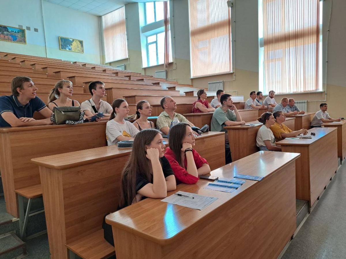 Школьники Саратова и области посетили с экскурсией университет Фото 12