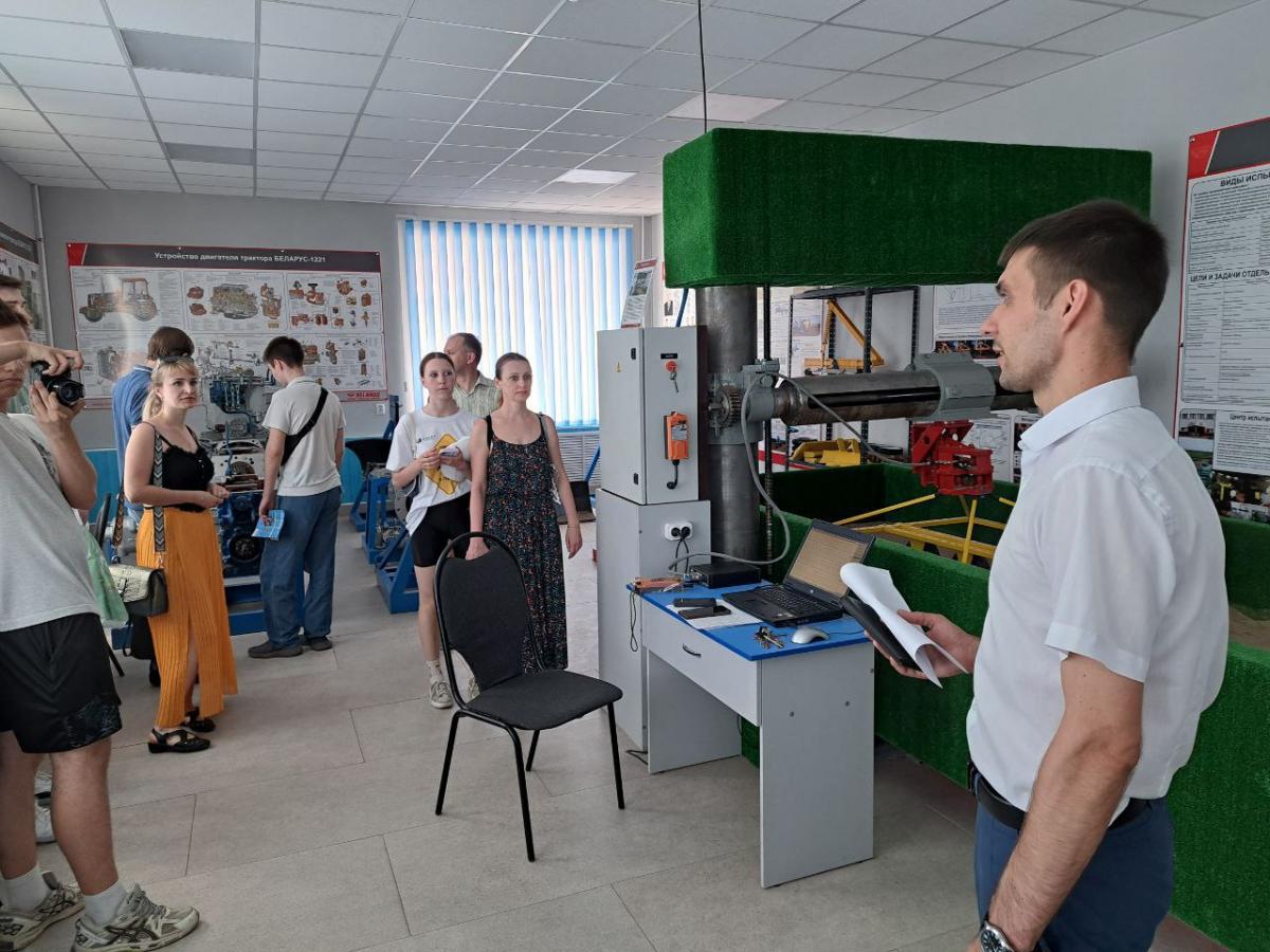 Школьники Саратова и области посетили с экскурсией университет Фото 13