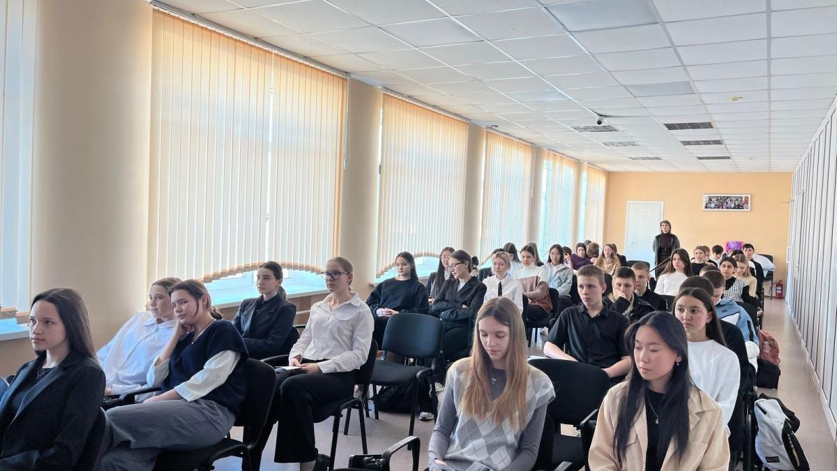 21.02.2025 преподаватели Пяхина К.В и Попов А. В. провели профориентационную беседу с учащимися 9 классов школ г. Ершова. Фото 5