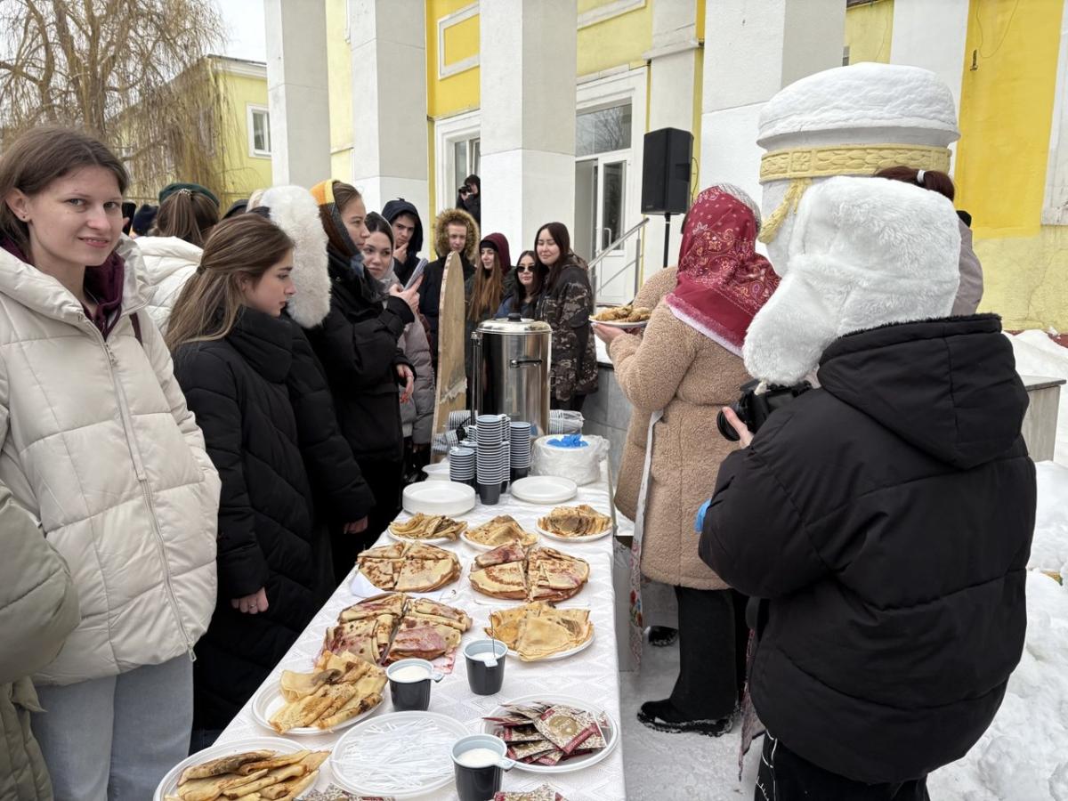 Праздник "Масленица" на территории 3 учебного корпуса Вавиловского университета Фото 9