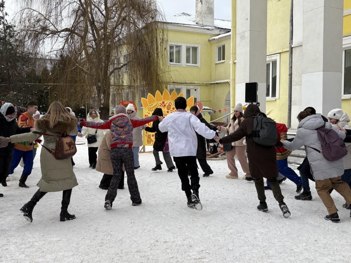 Праздник "Масленица" на территории 3 учебного корпуса Вавиловского университета Фото 10