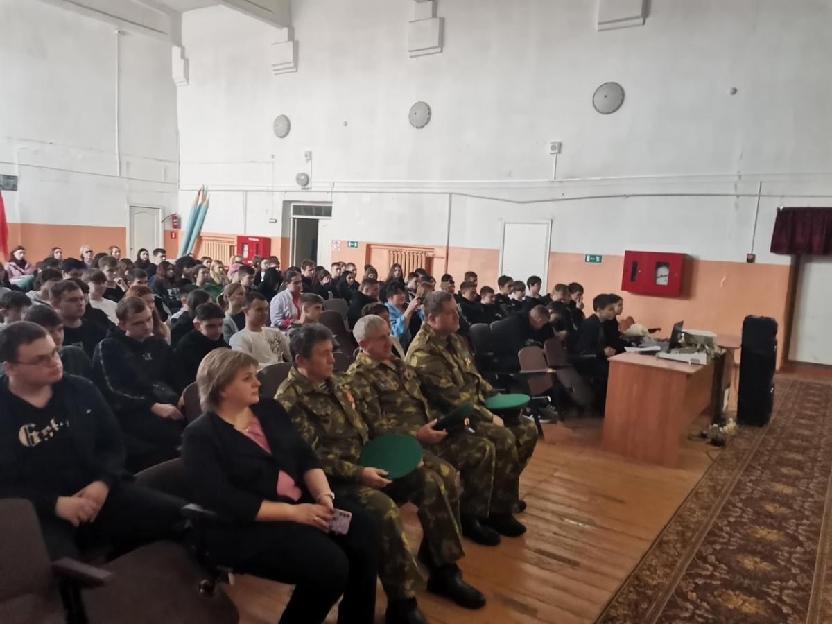 В Краснокутском зооветеринарном техникуме прошёл урок мужества "Долг. Честь. Родина." Фото 5