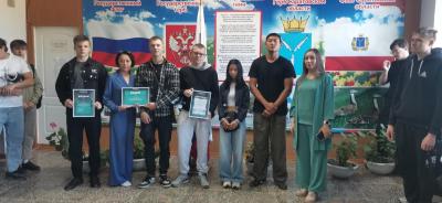 Сегодня прошла линейка, на которой Варапаева А. Н., заместитель директора по УР, чествовала ребят и кураторов, принявших участие в военно-спортивный игре 