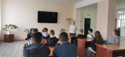 Студенты знакомятся с работой библиотеки техникума.