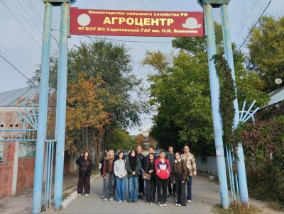 Помощь обучающихся Финансово-технологического колледжа в сборе яблок в Агроцентре Вавиловского университета