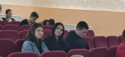 Студенты в кинотеатре им. К.Маркса на премьере киноленты 