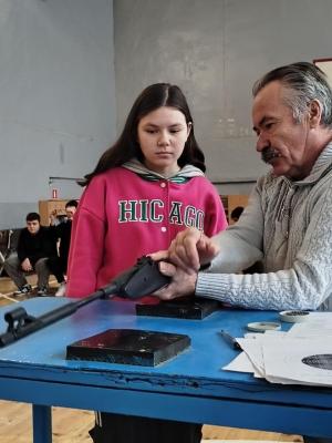 Соревнование по стрельбе на грамоты от Деда Мороза.