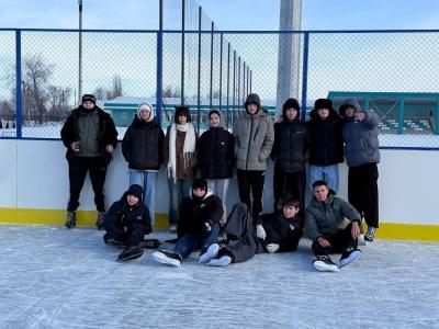 Морозный денёк, Для нас открыли каток!