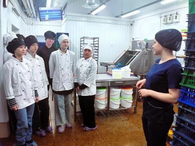 Студенты-технологи посетили кондитерский цех «Яблонька» с экскурсией