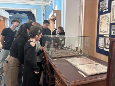 Путешествие сквозь десятилетия: первокурсники Института генетики и агрономии познакомились с историей Вавиловского университета